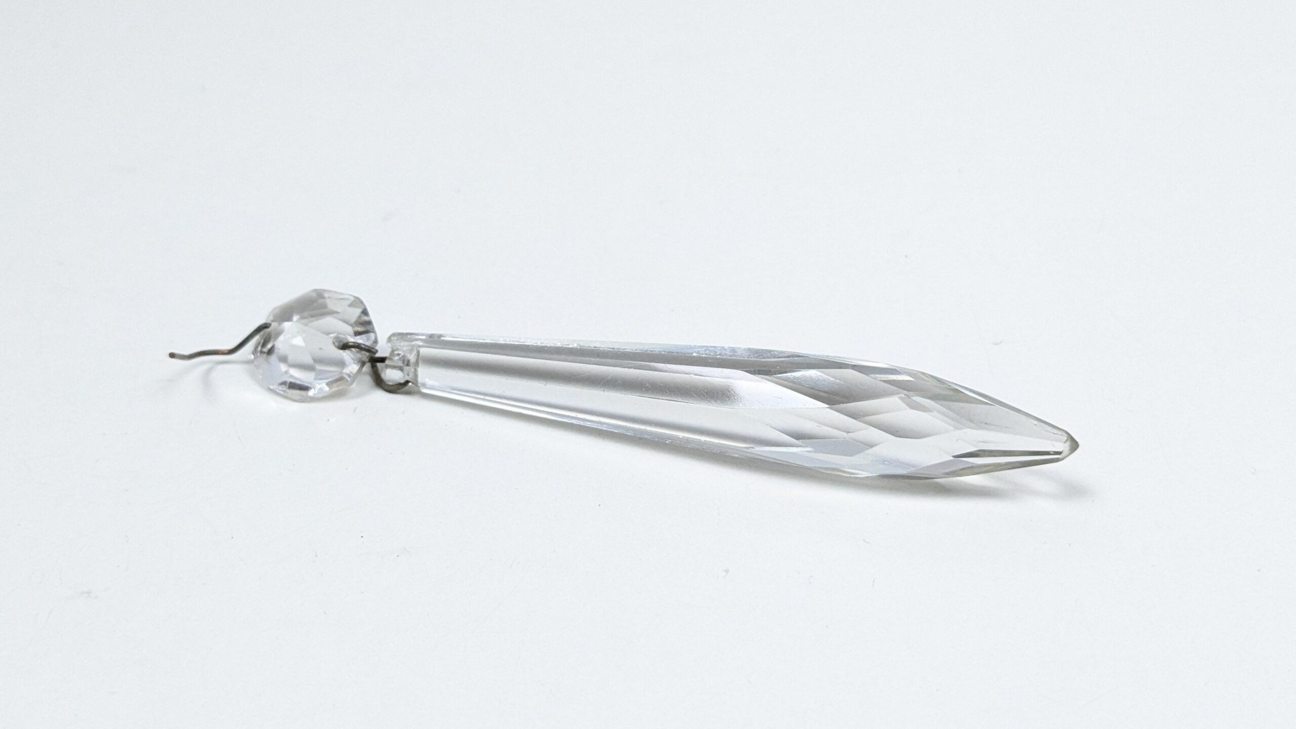 Krystal prisme m. ophæng til 1800 tals lysekrone. 110 mm lang. Is perle – fransk battant. Fra ca 1850