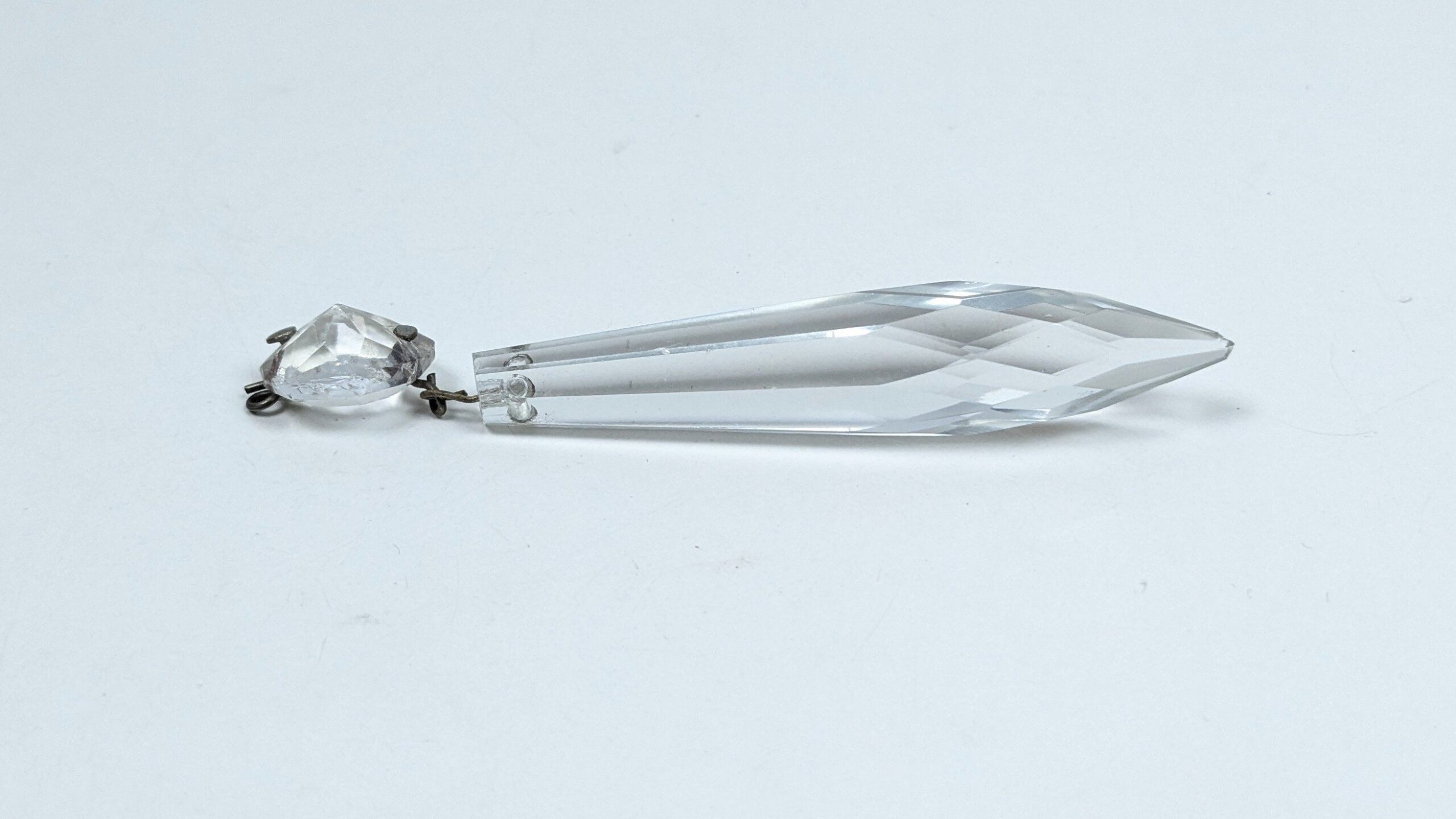 Krystal prisme m. ophæng til 1800 tals lysekrone. 95 mm lang. Is perle – fransk battant. Fra ca 1850