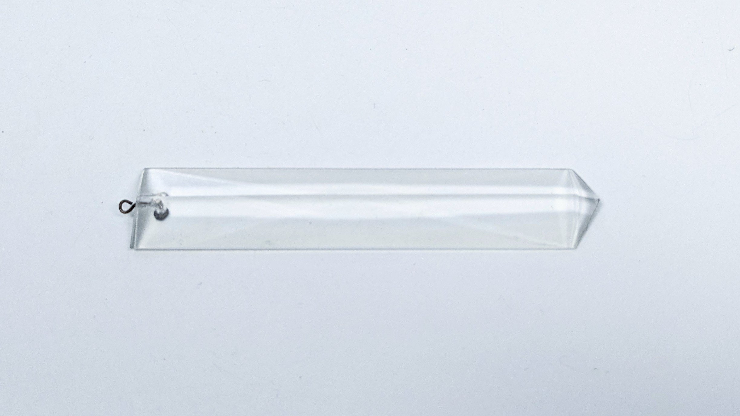 Krystal prisme u. ophæng til 1800 tals lysekrone. 100 mm lang. Wiener prisme. Fra ca 1850