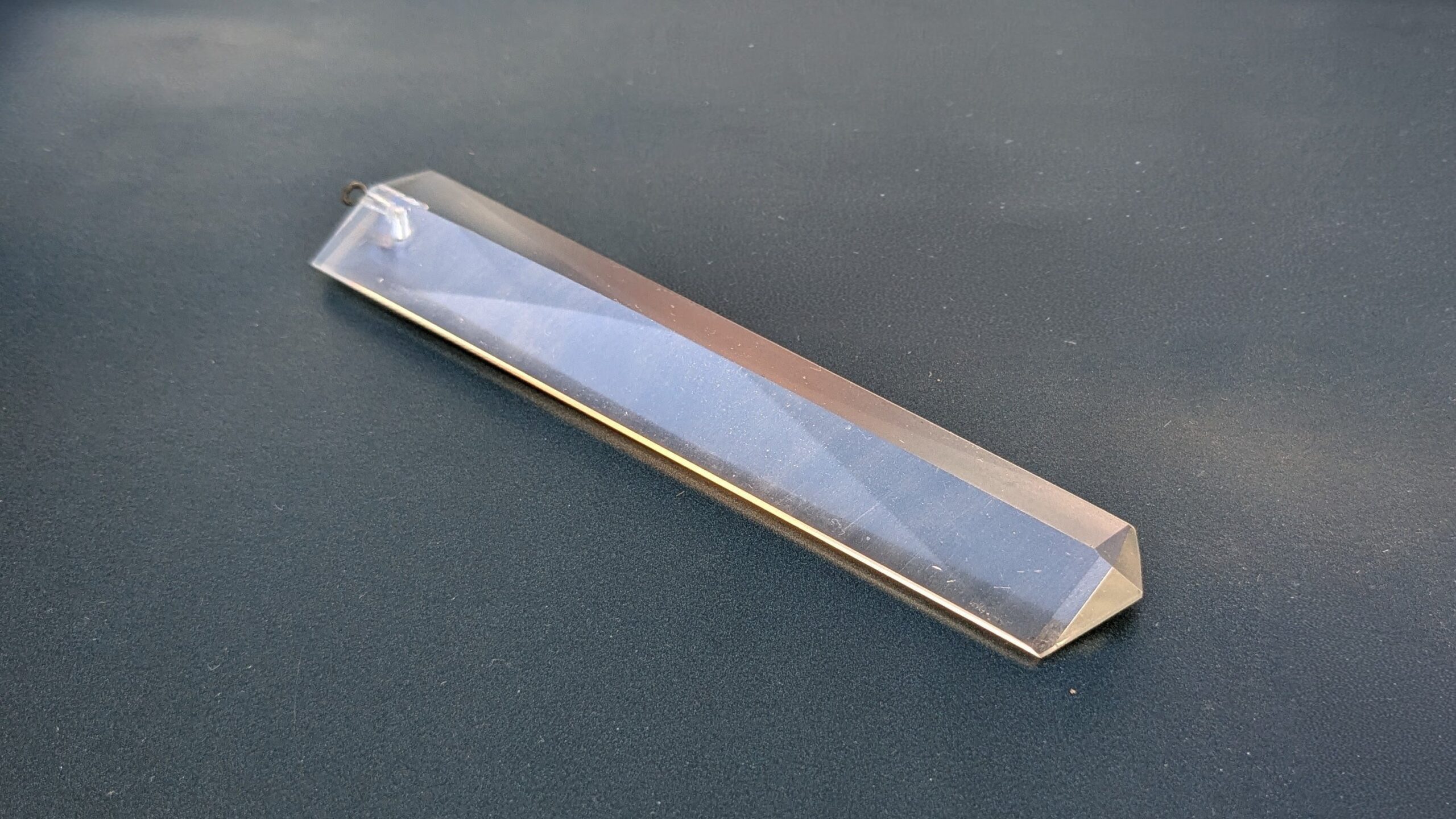 Krystal prisme u. ophæng til 1800 tals lysekrone. 100 mm lang. Wiener prisme. Fra ca 1850