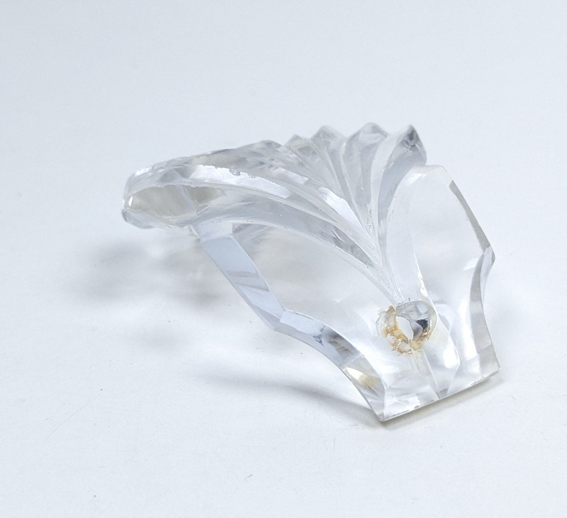 Krystal prisme u. ophæng til 1800 tals lysekrone. 68 mm lang. Buet løvblad. Fra ca 1850