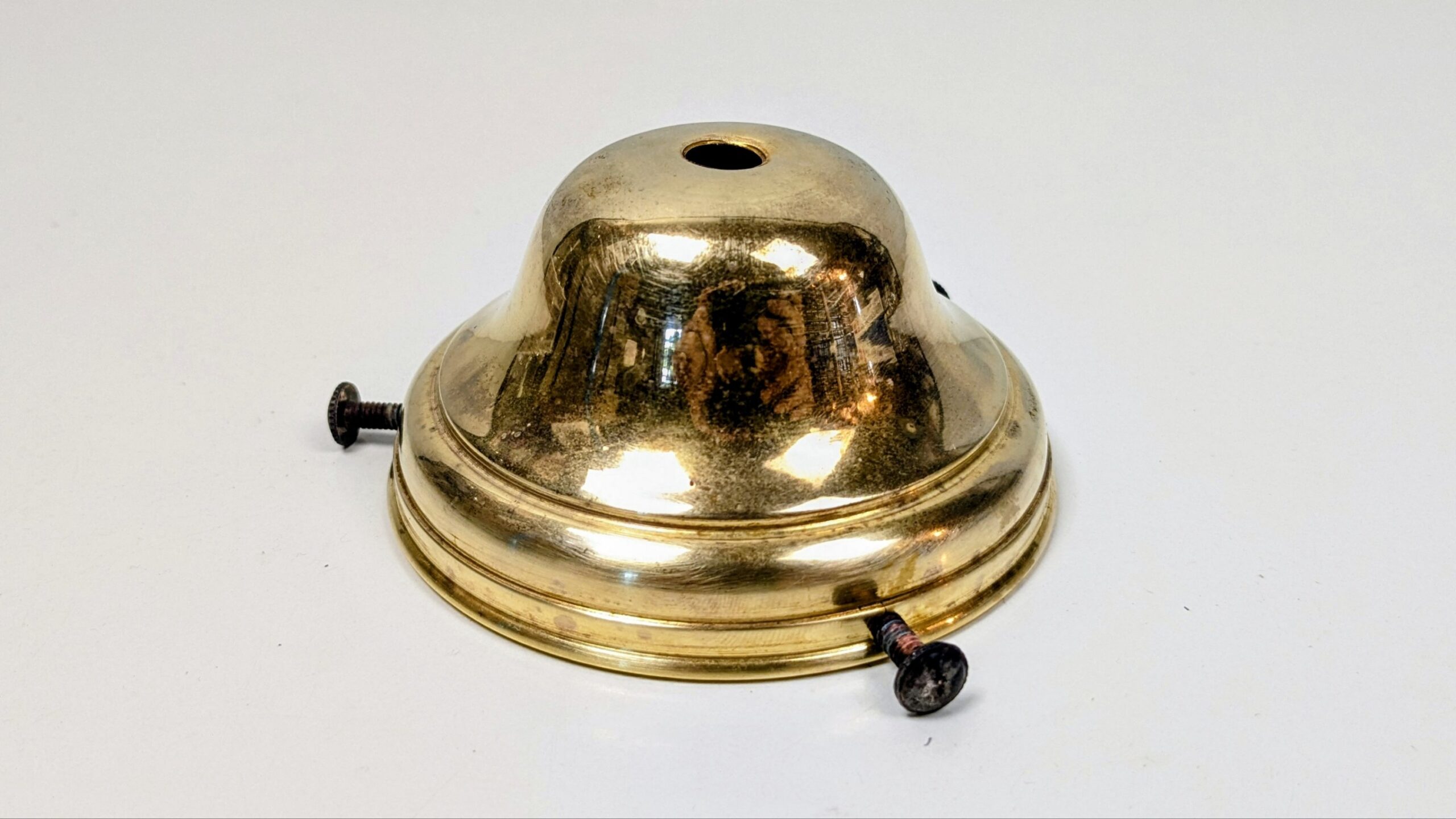 Original glasholder i ældet messing. Gribekant mellem 73- 83 mm. 1920.
