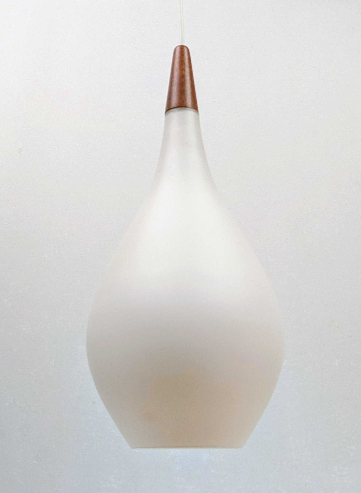 Kastrup Glasværk 1973 – Original. Holmegaard Dansk loftlampe. Teak og syre ætset glas. Nyt el.