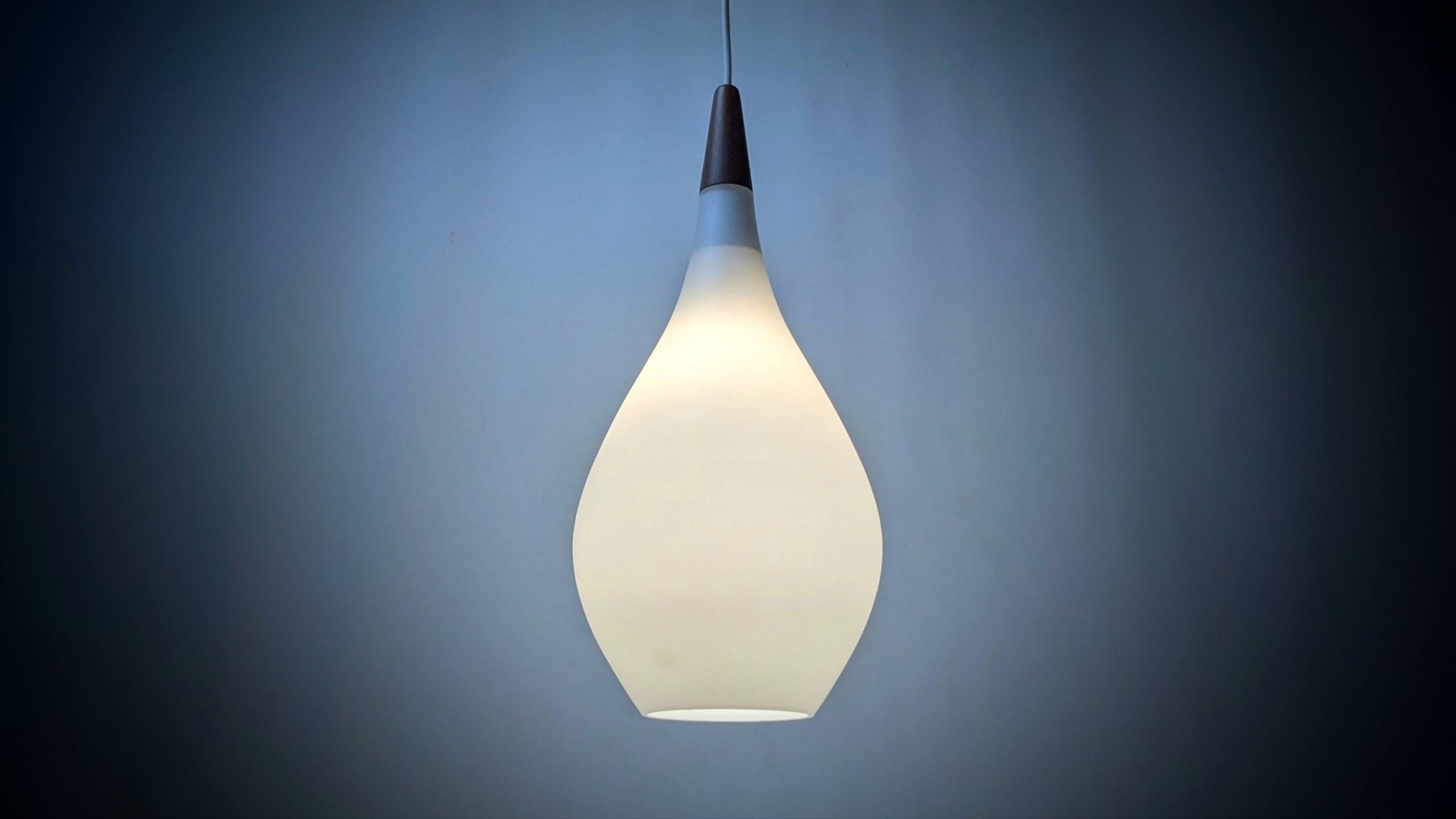 Kastrup Glasværk 1973 – Original. Holmegaard Dansk loftlampe. Teak og syre ætset glas. Nyt el.