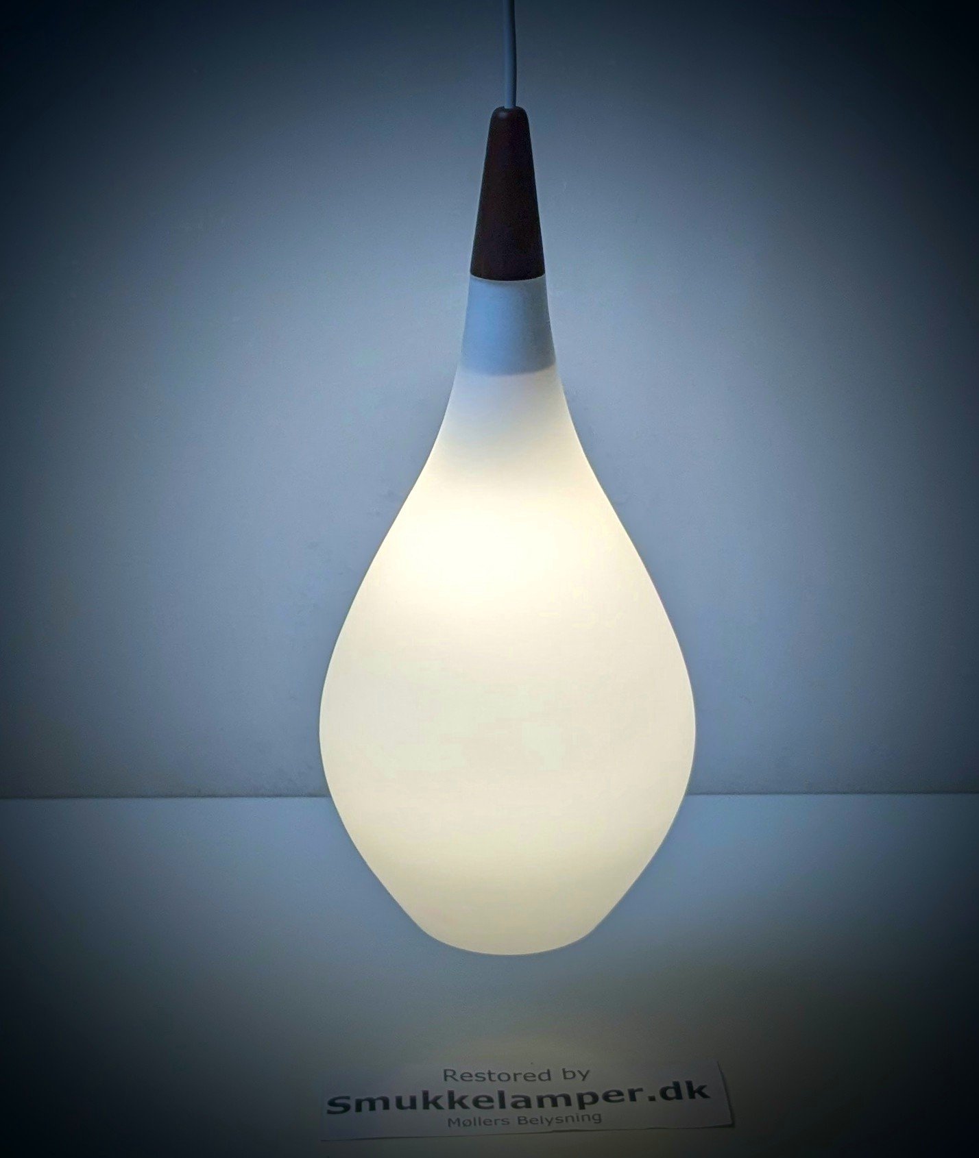 Kastrup Glasværk 1973 – Original. Holmegaard Dansk loftlampe. Teak og syre ætset glas. Nyt el.