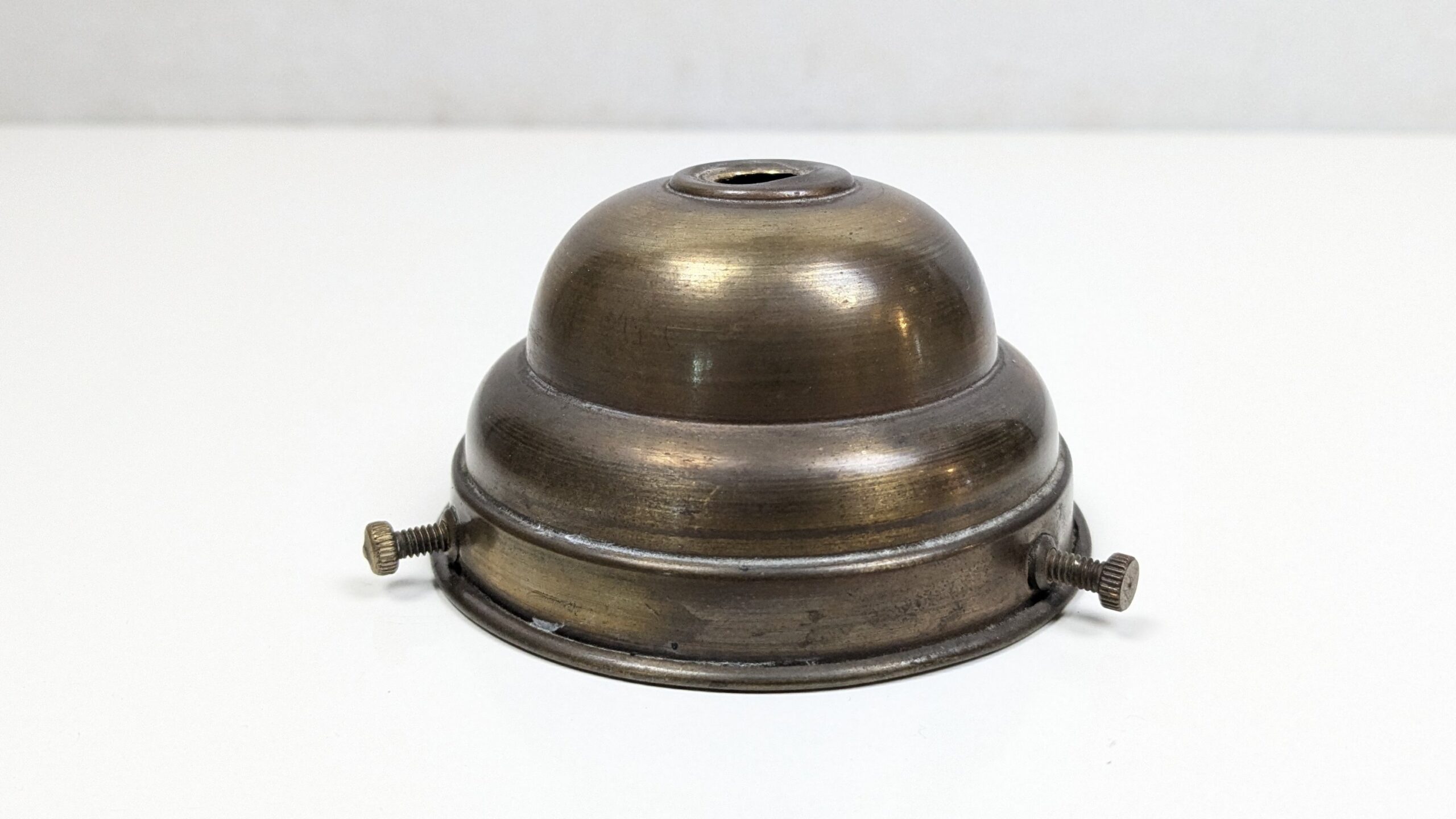 Original glasholder i ældet messing. Gribekant mellem 73- 83 mm. 1920.