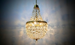 Eksklusiv krystal loftlampe i messing – fransk palæstil“Château Lumière” – Cristal & Élégance intemporelle. Pickup only