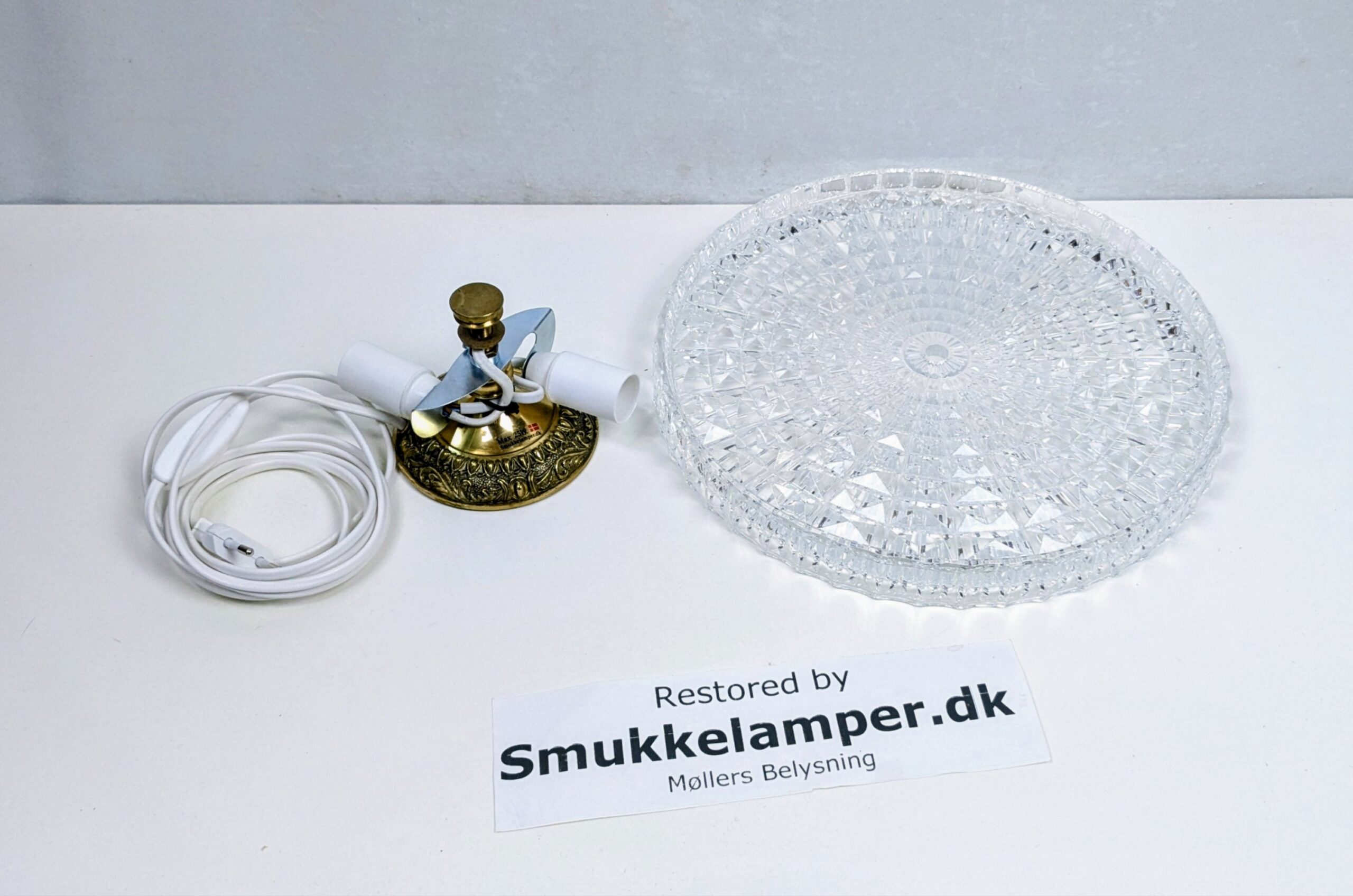 Custom dansk håndsamlet væglampe i krystal. Ø30. Møllers Special Edition.