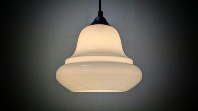 Antik opalglas pendel. Holmegaard lige kant. 1920. Restaureret. Sort ledning og ophæng. Ø21.