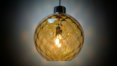 Vintage loftlampe i håndblæst glas – “Luce Calda” – 1970’er stemning. Ø30. Møllers Belysning