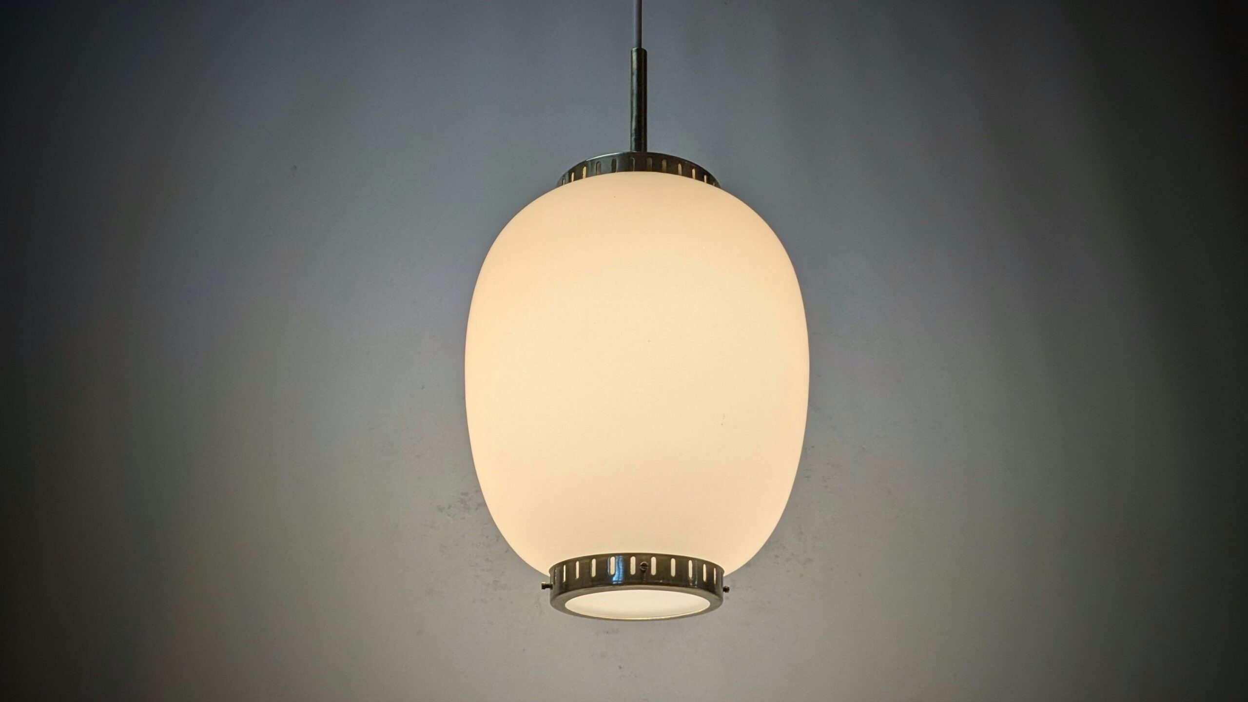 Klassisk lille dansk design loftlampe fra 1950. Ø16. Nyt el. Bent Karlby kinapendel – Original.