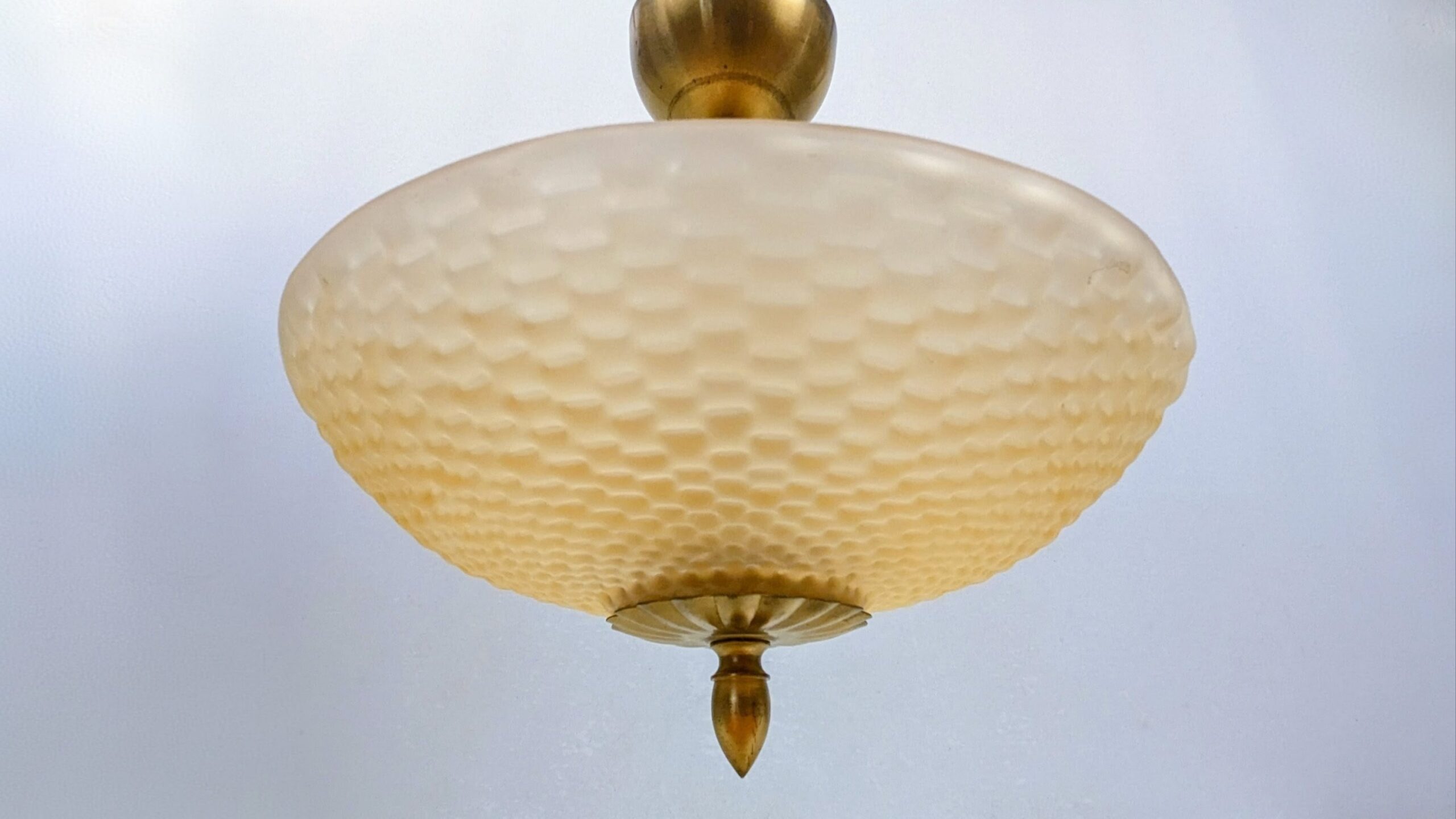 Skøn professionelt restaureret 2 kilos Orrefors plafond fra 1960. Ø33. Nyt el . 35 cm nedhæng.