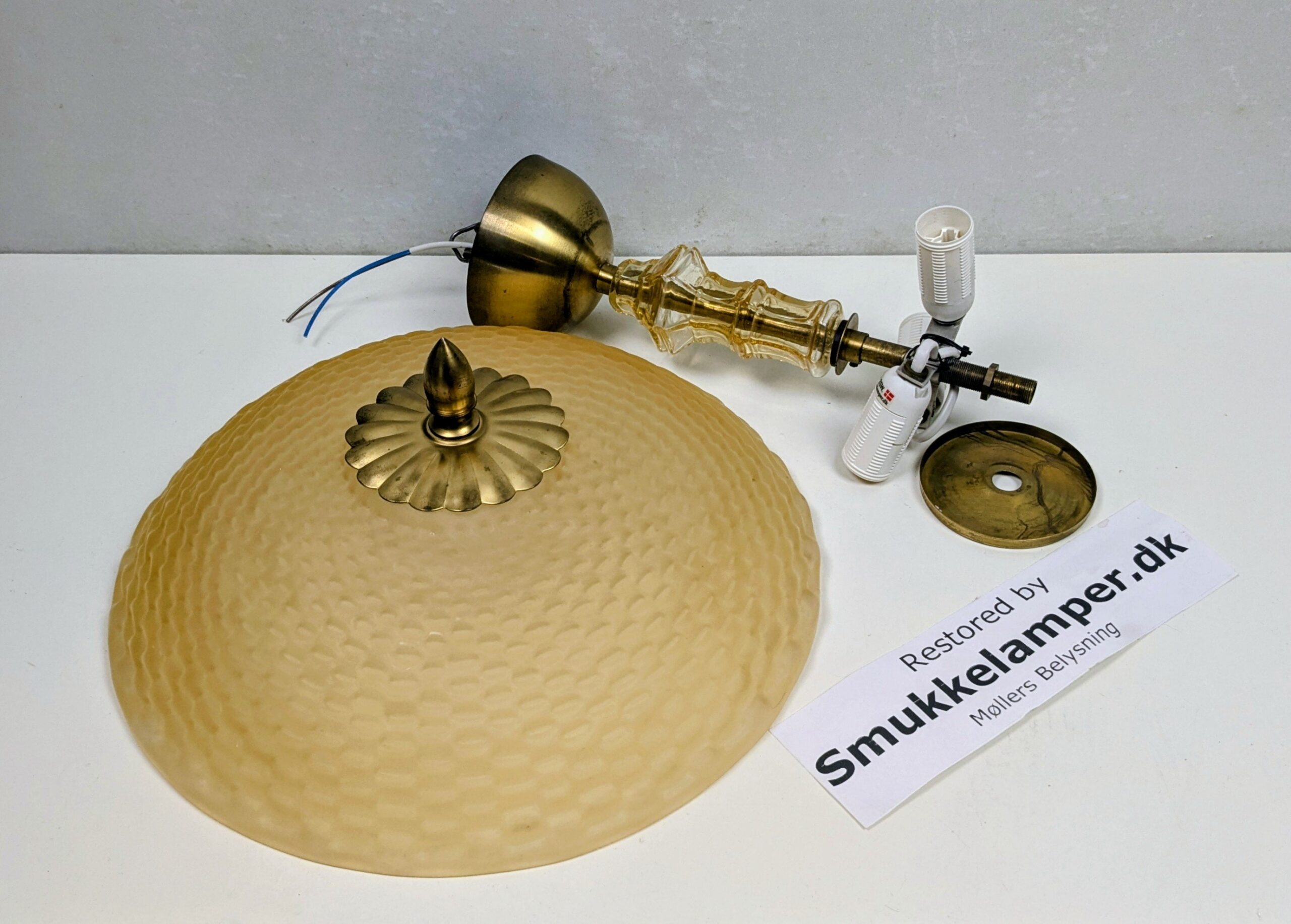 Skøn professionelt restaureret 2 kilos Orrefors plafond fra 1960. Ø33. Nyt el . 35 cm nedhæng.