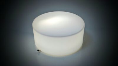 Stilren tysk badeværelse lampe 1990. Ubrugt. Ø24. Dybde 10 cm. Opalglas.