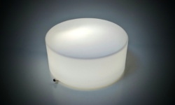 Stilren tysk badeværelse lampe 1990. Ubrugt. Ø24. Dybde 10 cm. Opalglas.