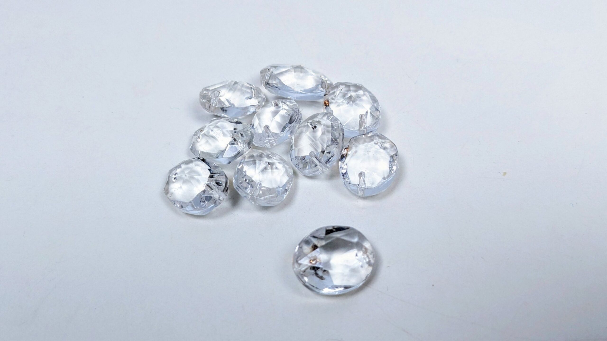 10 stk Krystal prismer 2 huls. Til lysekrone. 1850. 16mmH. 22 mmB. 26 facet. Brilliant Oval.
