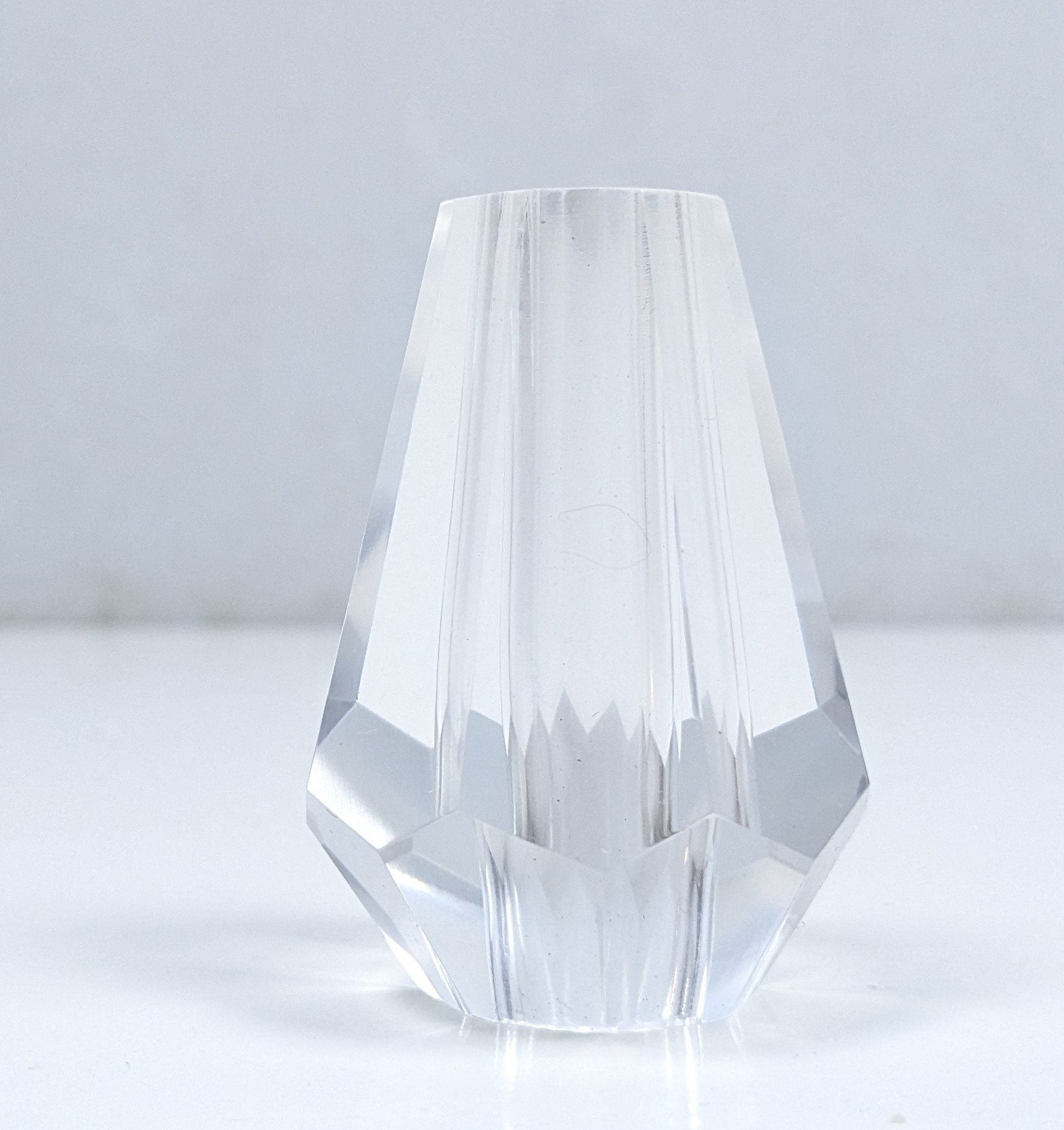 Stammeglas Krystal prisme. Gennemgående Ø13mm hul. Til lysekrone. 1850. 63mmH. 47 mmB. 18 facet.