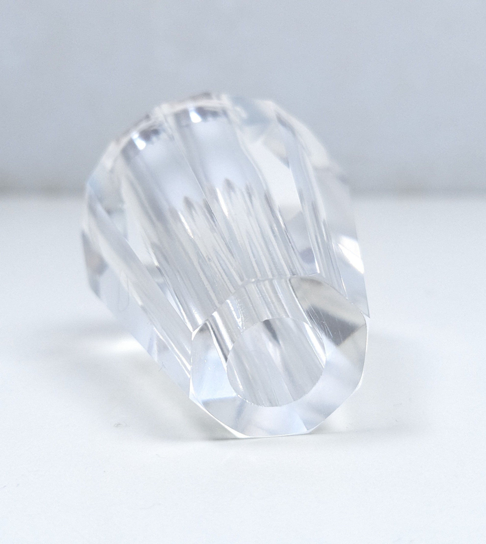 Stammeglas Krystal prisme. Gennemgående Ø13mm hul. Til lysekrone. 1850. 63mmH. 47 mmB. 18 facet.