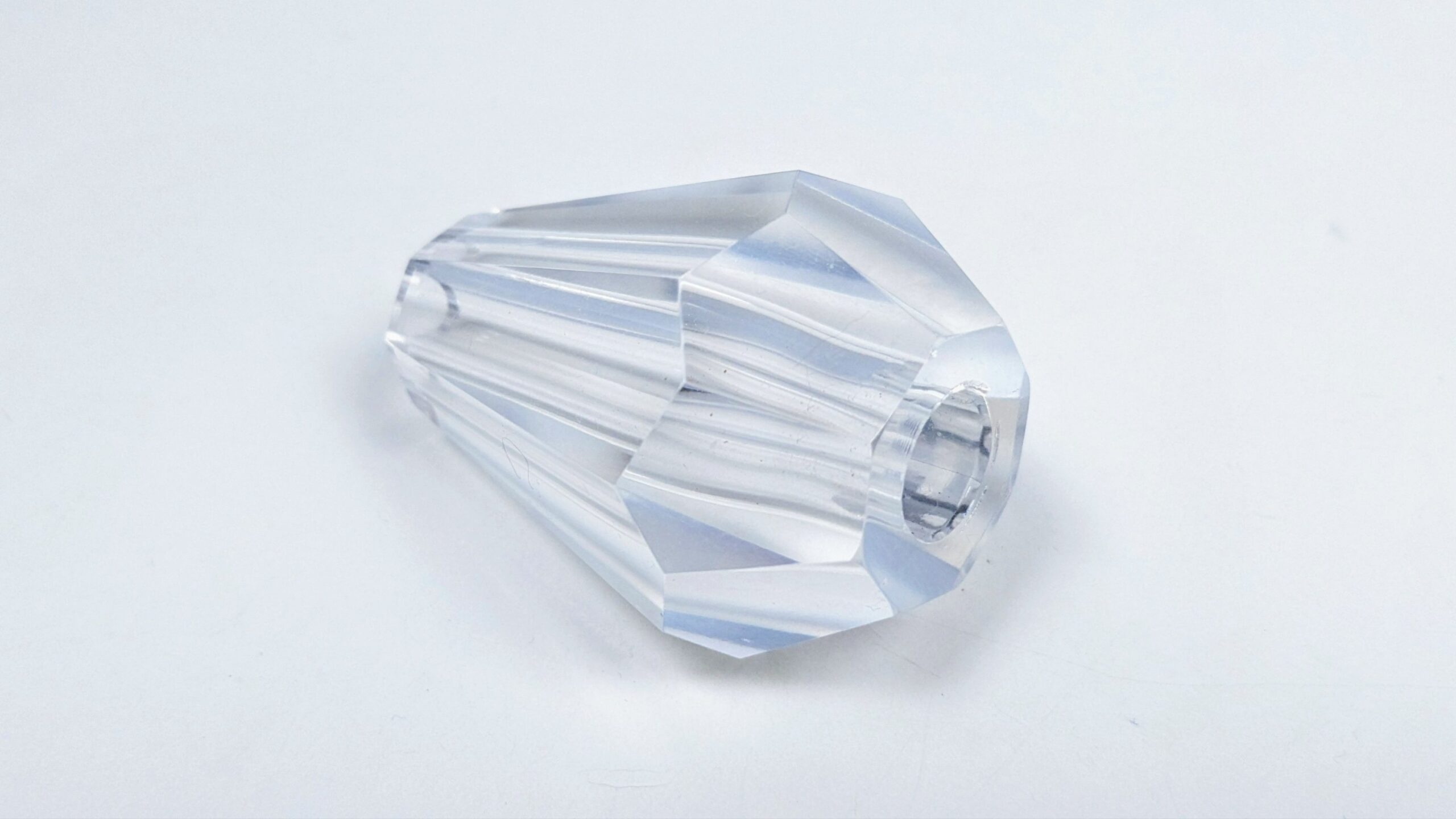 Stammeglas Krystal prisme. Gennemgående Ø13mm hul. Til lysekrone. 1850. 63mmH. 47 mmB. 18 facet.