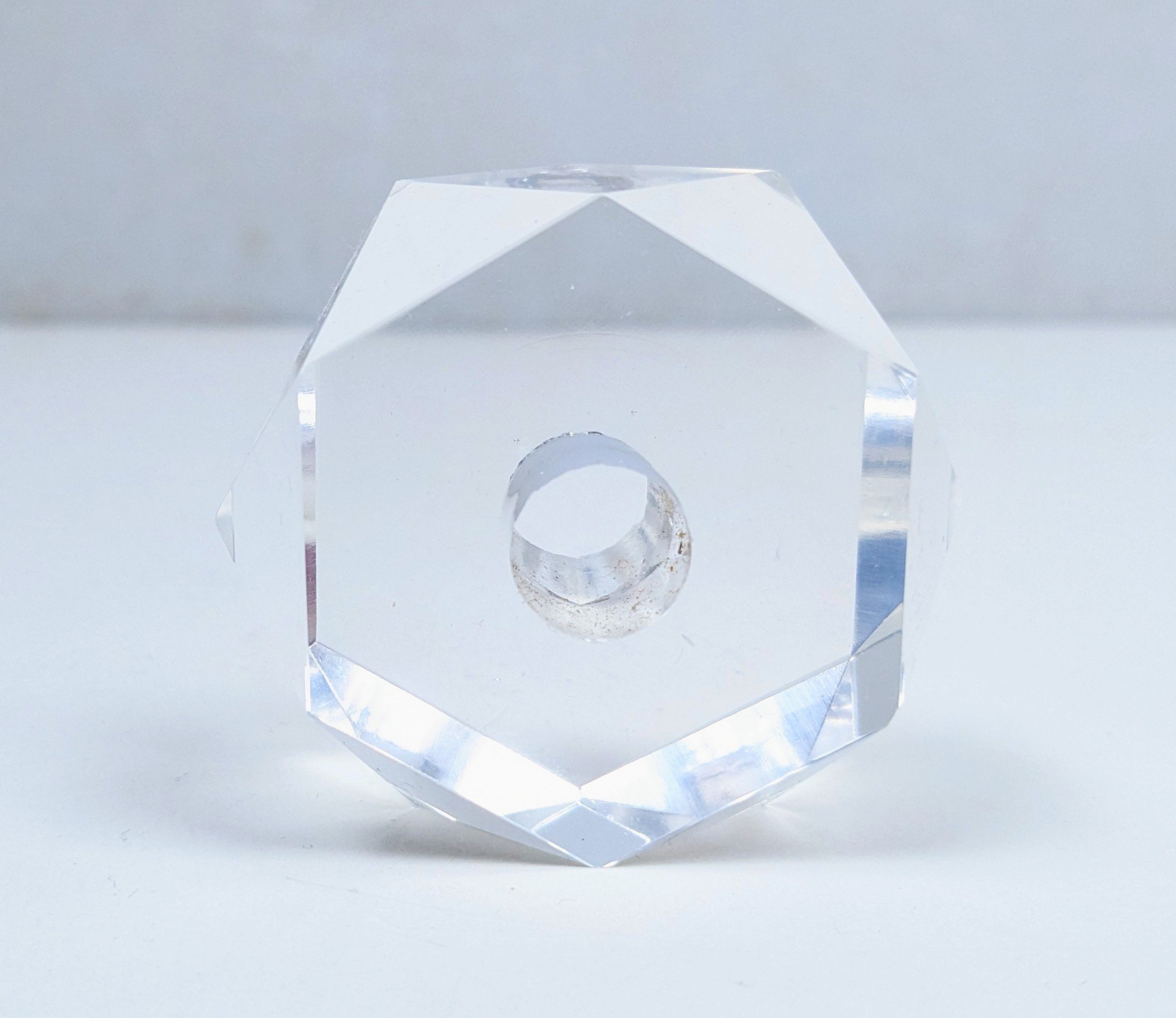 Stammeglas Krystal prisme. Gennemgående Ø13mm hul. Til lysekrone. 1950. 26mmTyk. 62mmB.