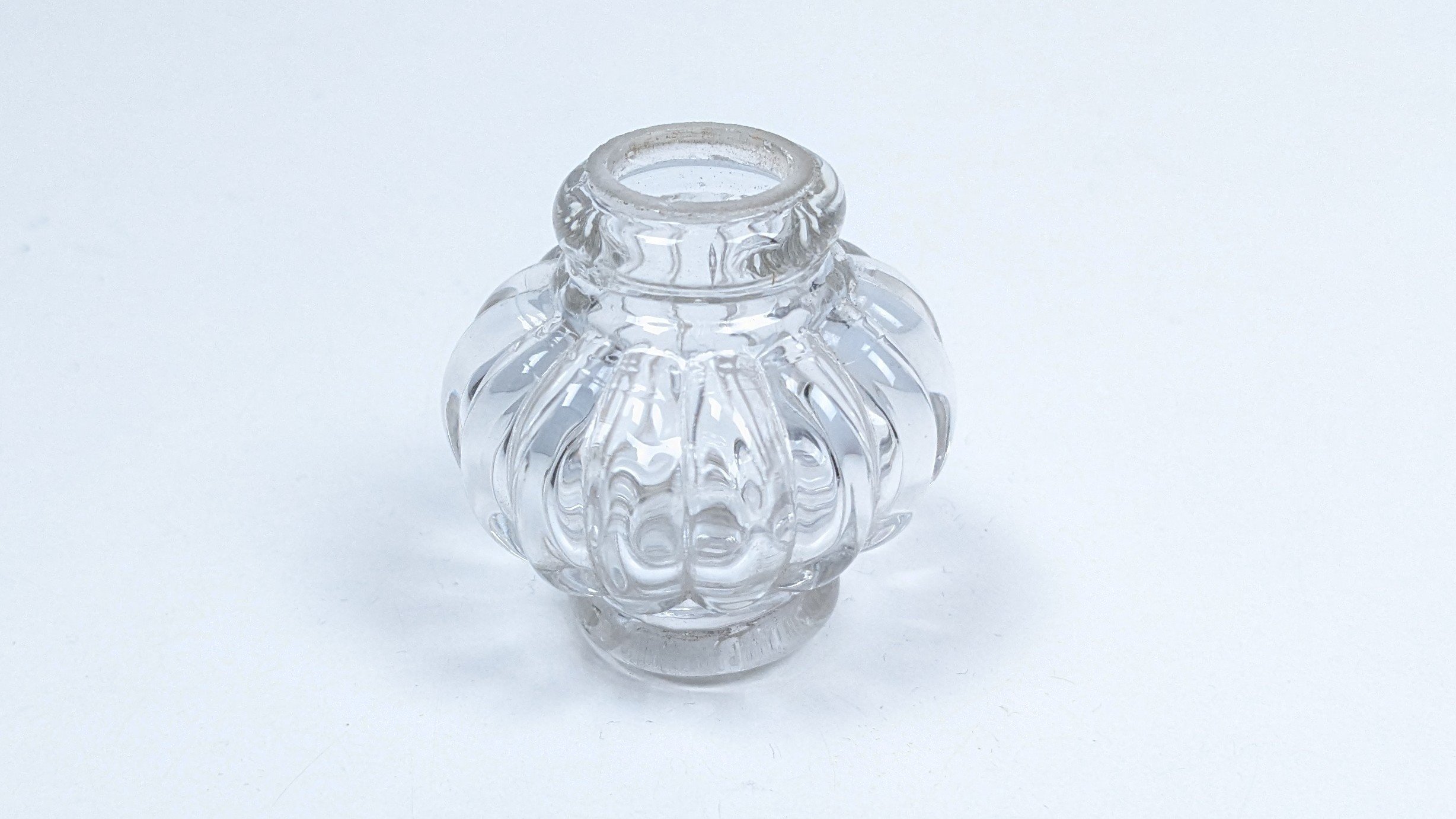 Stammeglas Krystal prisme. Gennemgående Ø14mm hul. Til lysekrone. 1850. 47mmH. 47mmB.