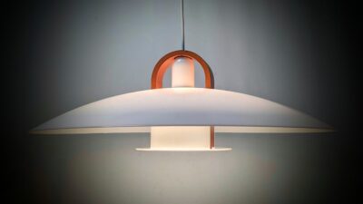 Skandinavisk design 1990. Mark Sløjd. Nyt el. Akryl og træ. Ø55.