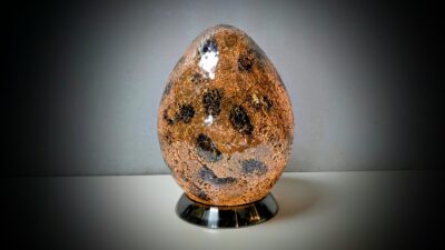 Stort gyldent glas mosaik æg
Model Gilbert. 27 cmH. 19cmB.