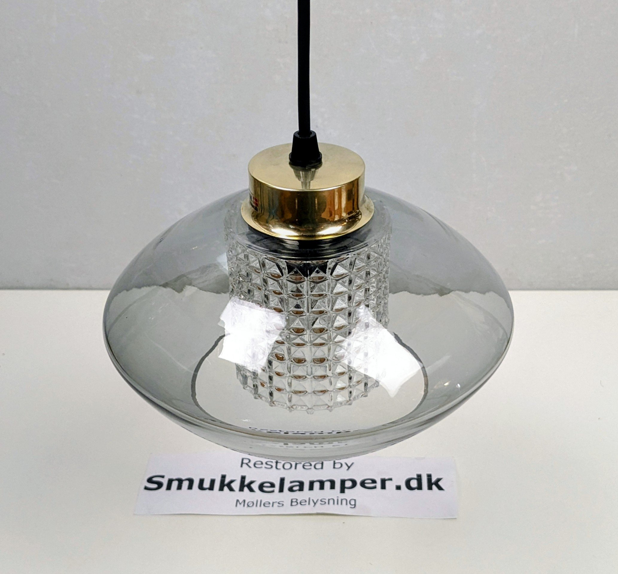 Skøn fuld restaureret hjørne pendel fra 1960. Ø22. Sort tonet glas. Nyt el m.m
