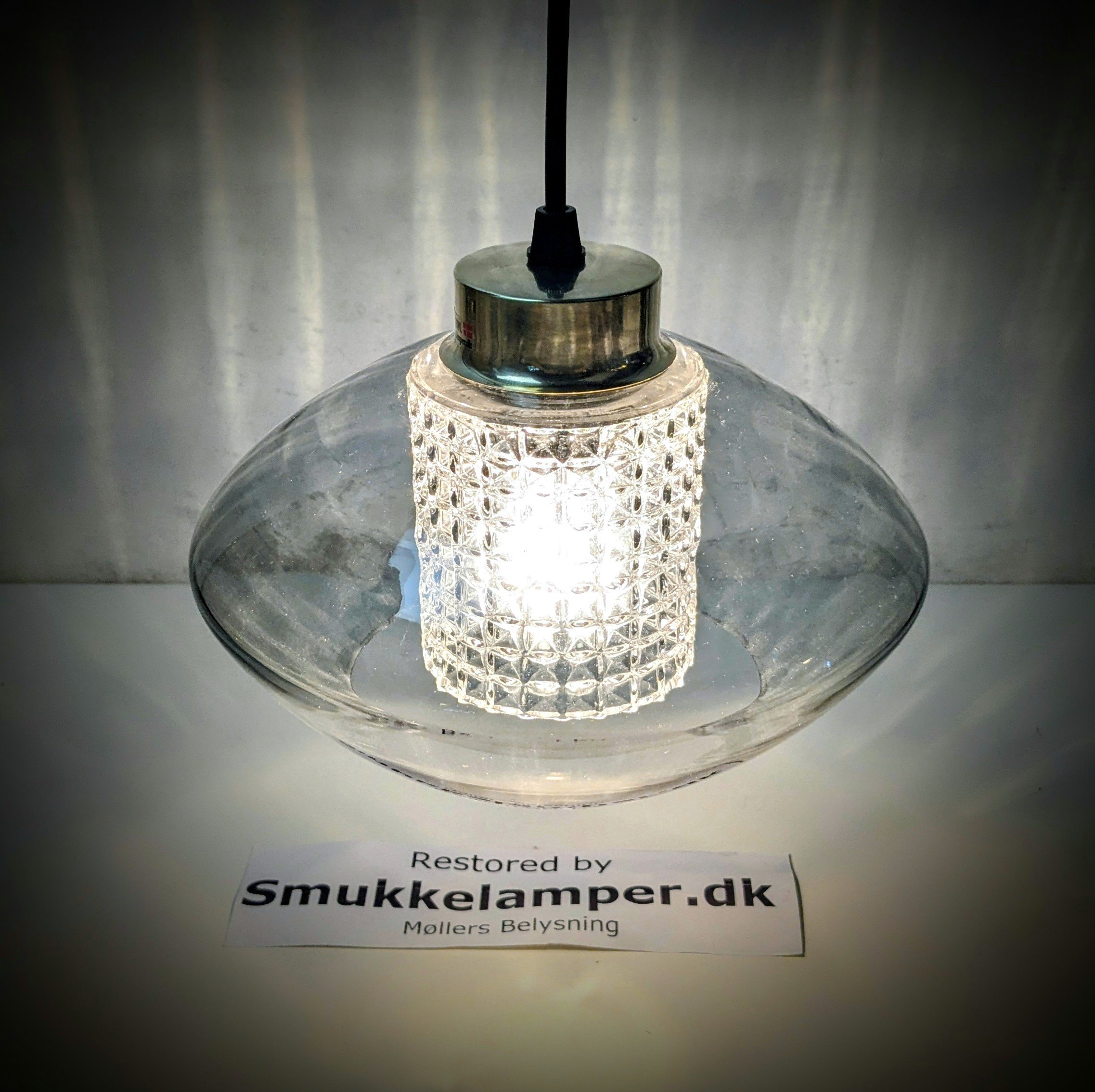Skøn fuld restaureret hjørne pendel fra 1960. Ø22. Sort tonet glas. Nyt el m.m
