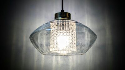 Skøn fuld restaureret hjørne pendel fra 1960. Ø22. Sort tonet glas. Nyt el m.m