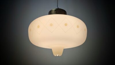 Skøn skandinavisk loftlampe fra 1940. Ø30. Nyt el.
Opalglas med decor.
