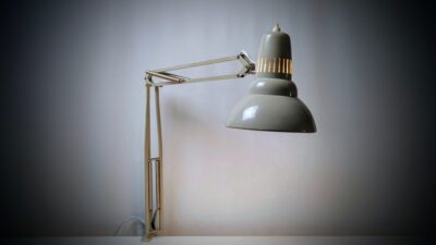 Klassisk grå industri Arkitekt lampe fra 1960. 100 cm arm. Delvist nyt el.