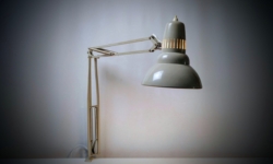 Klassisk grå industri Arkitekt lampe fra 1960. 100 cm arm. Delvist nyt el.