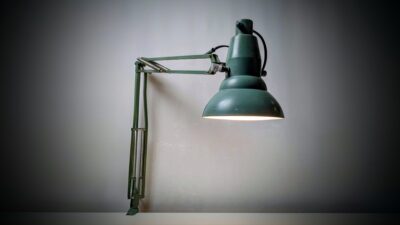 Skøn grøn Malmstrøm industri arkitekt lampe fra 1940. Delvist nyt el. 100 cm arm.