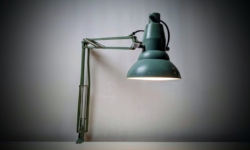 Skøn grøn Malmstrøm industri arkitekt lampe fra 1940. Delvist nyt el. 100 cm arm.
