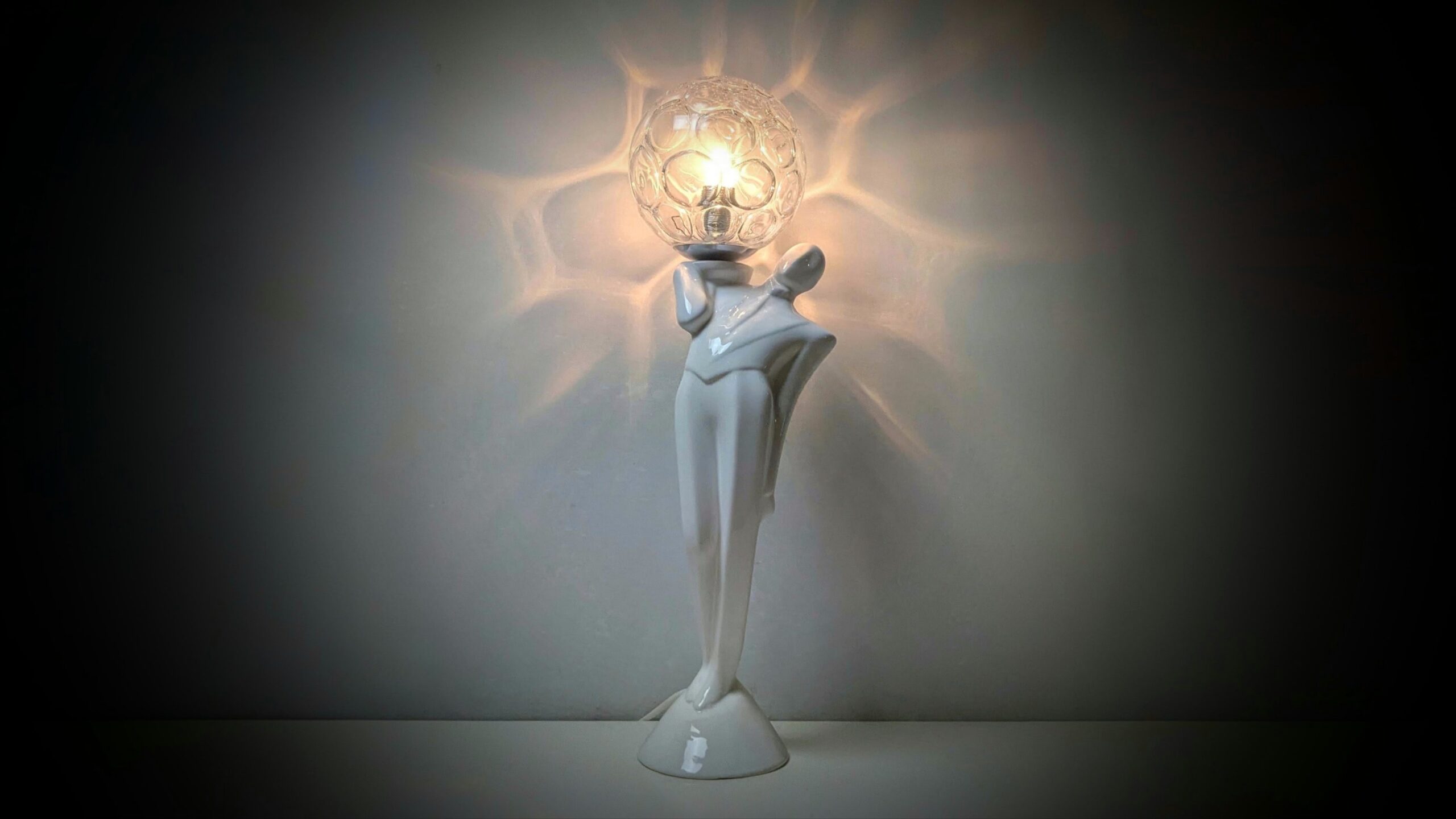 Art deco bordlampe fra 1980. Custom håndsamlet unika. Møllers Belysning. 53 cmH. Nyt el.