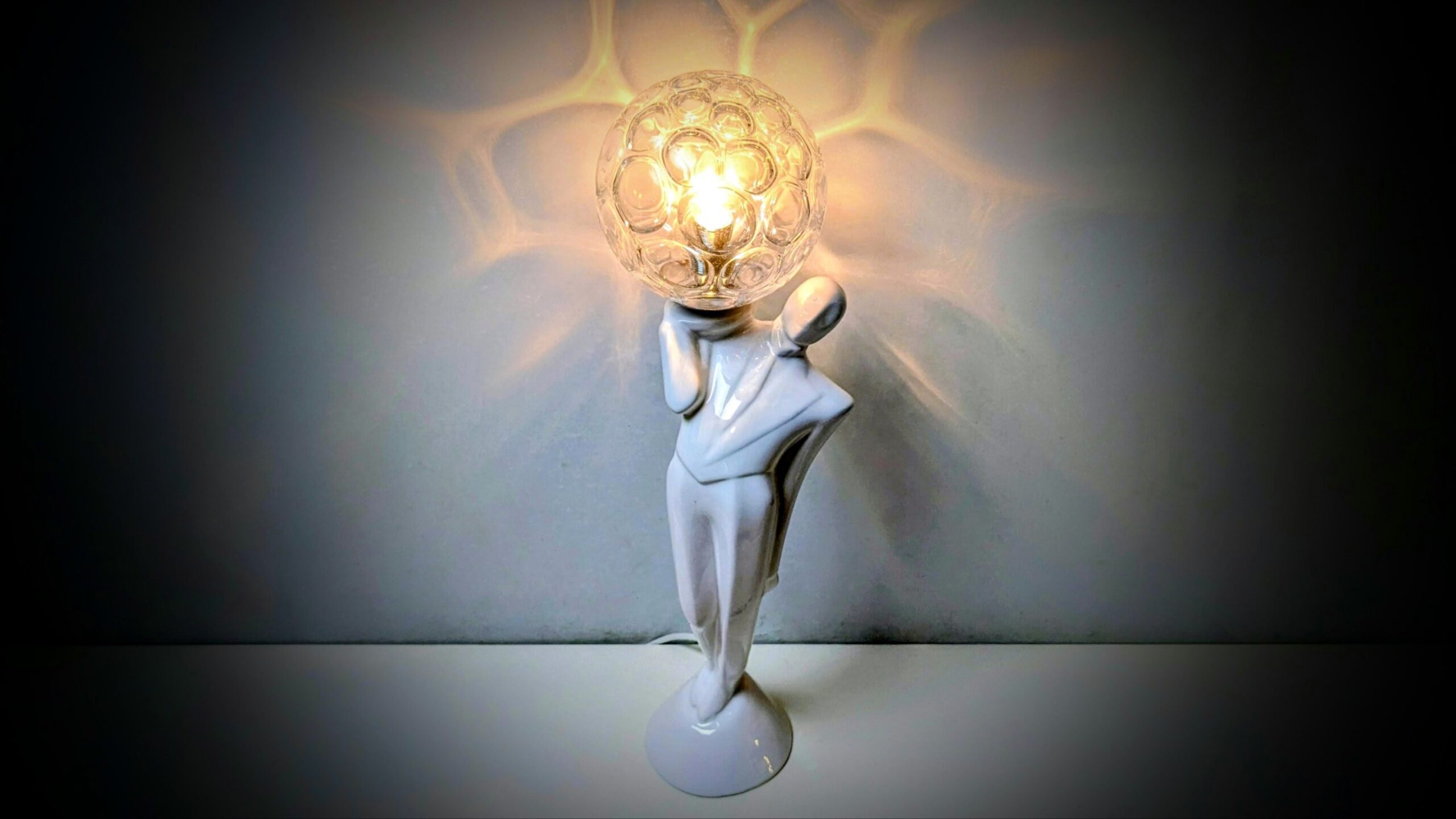 Art deco bordlampe fra 1980. Custom håndsamlet unika. Møllers Belysning. 53 cmH. Nyt el.