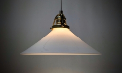 Holmegaard antik skomager pendel. Ø26,2 , 9,6 cmH. Messing. Fra 1890. Fuld restaureret. Fyens Glasværk