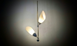 Skøn hjørne pendel loftlampe fra 1940. Professionelt restaureret. Justerbar nedhæng. Blå m. glas.