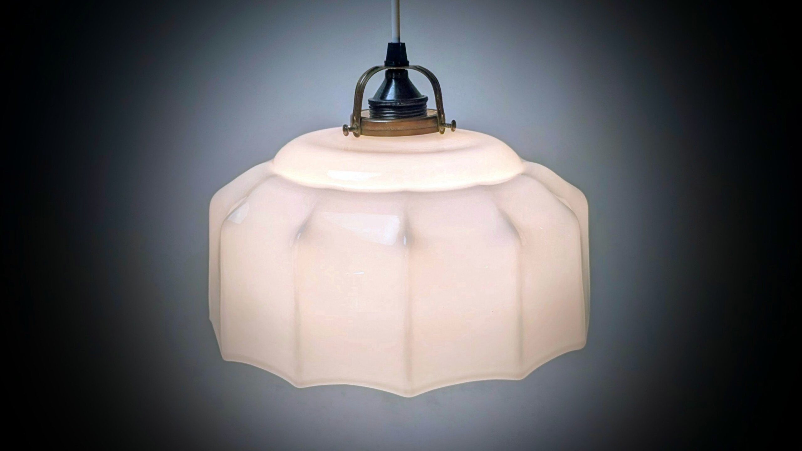 Skøn opalglas paraply loftlampe fra 1940. Ø26. Kobber, messing m.m