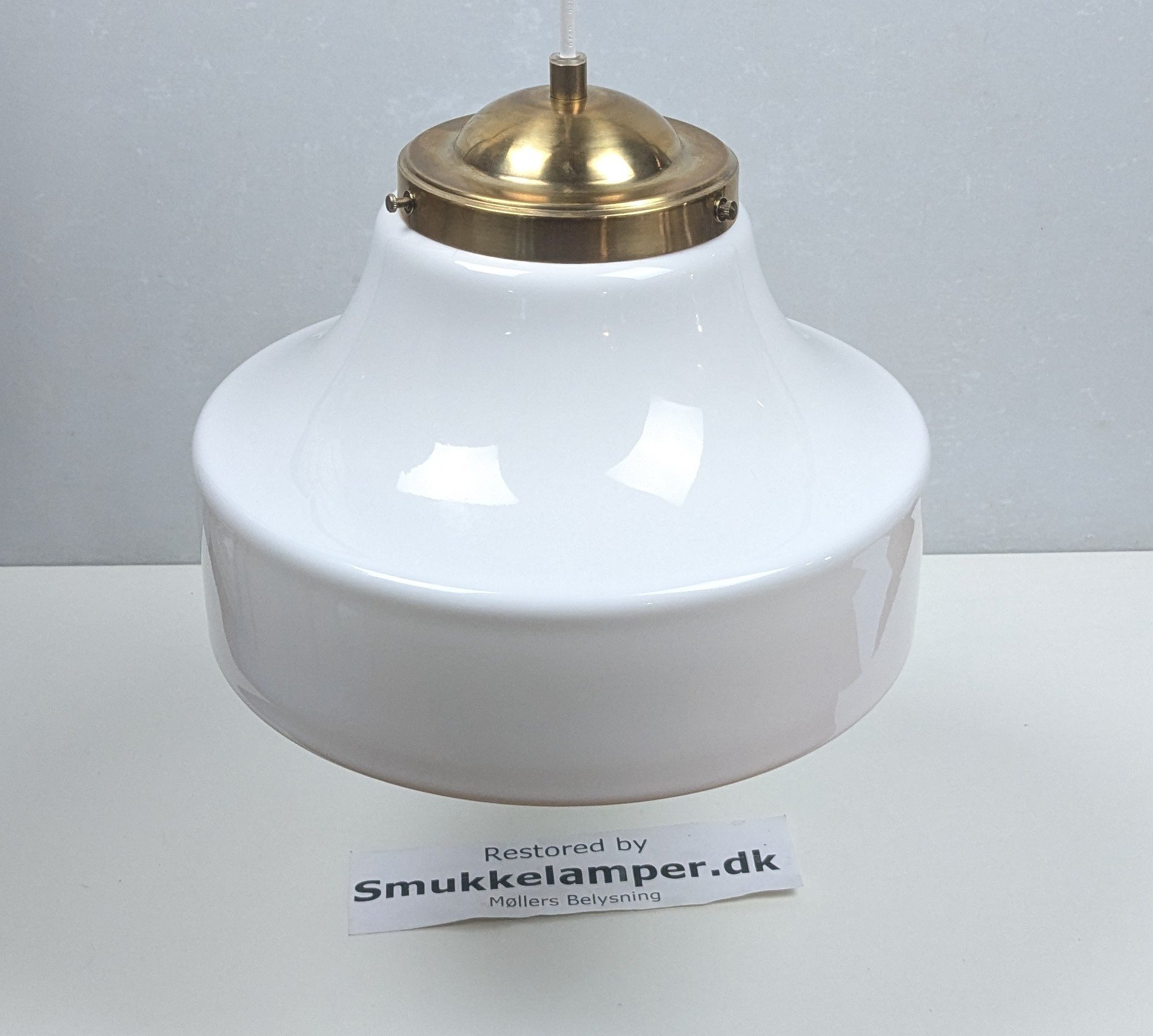 Stor skøn entré/ diner / orangeri loftlampe i hvid opalglas. Ø30. Messing ophæng. Nyt el