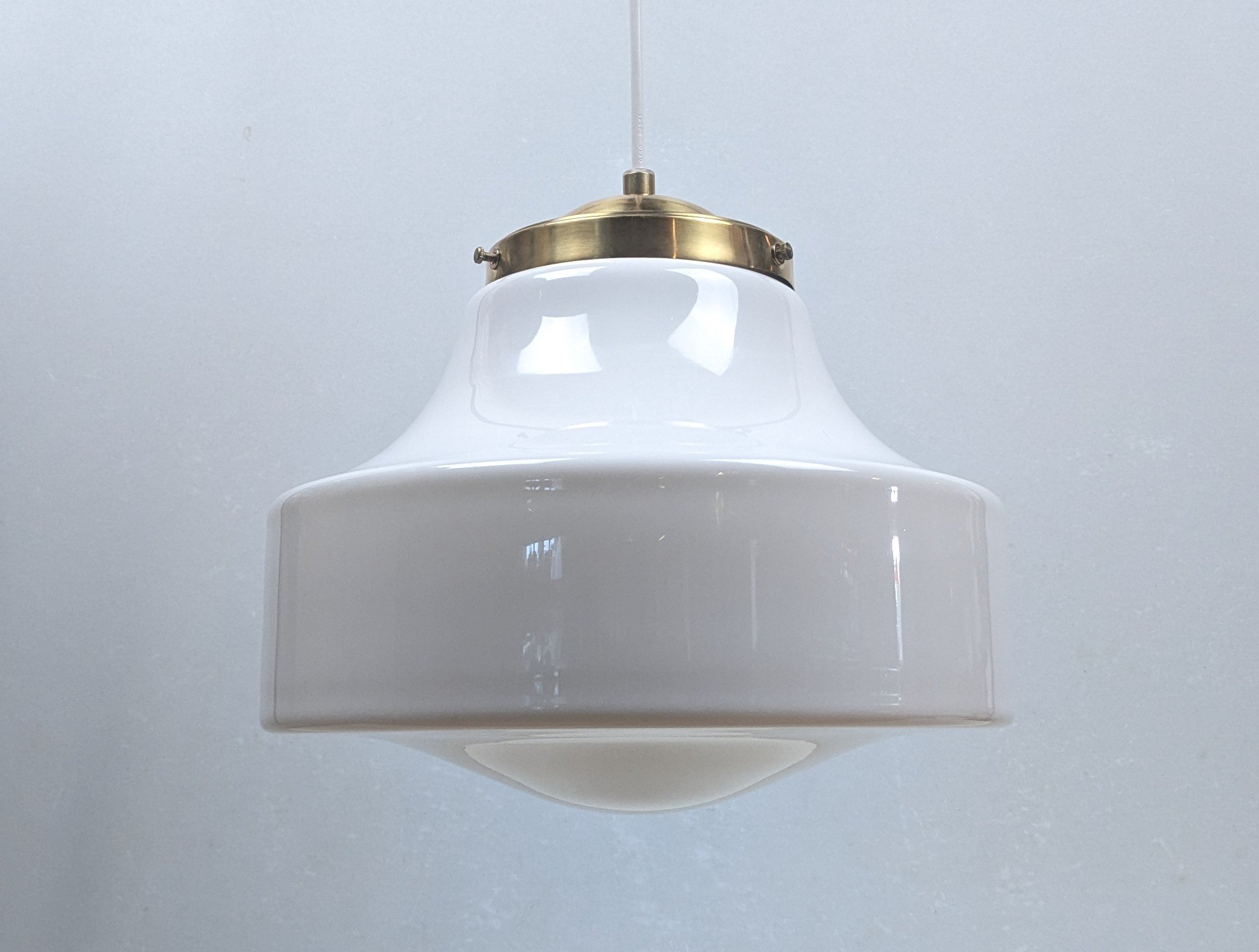 Stor skøn entré/ diner / orangeri loftlampe i hvid opalglas. Ø30. Messing ophæng. Nyt el