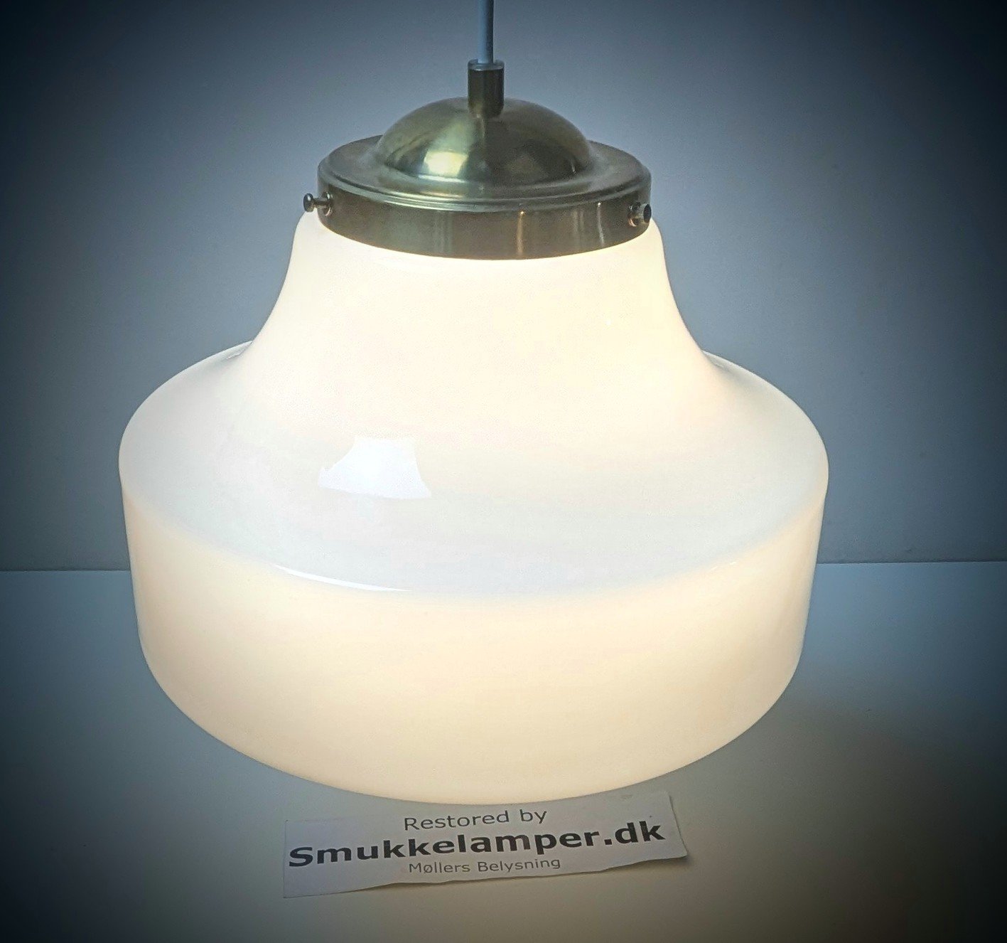 Stor skøn entré/ diner / orangeri loftlampe i hvid opalglas. Ø30. Messing ophæng. Nyt el