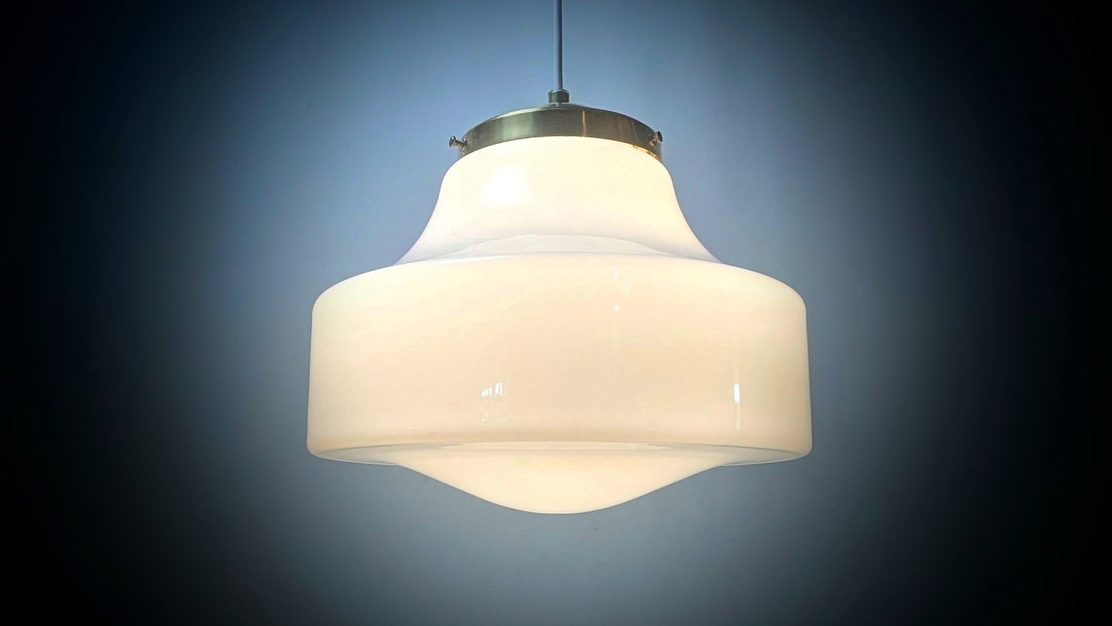 Stor skøn entré/ diner / orangeri loftlampe i hvid opalglas. Ø30. Messing ophæng. Nyt el