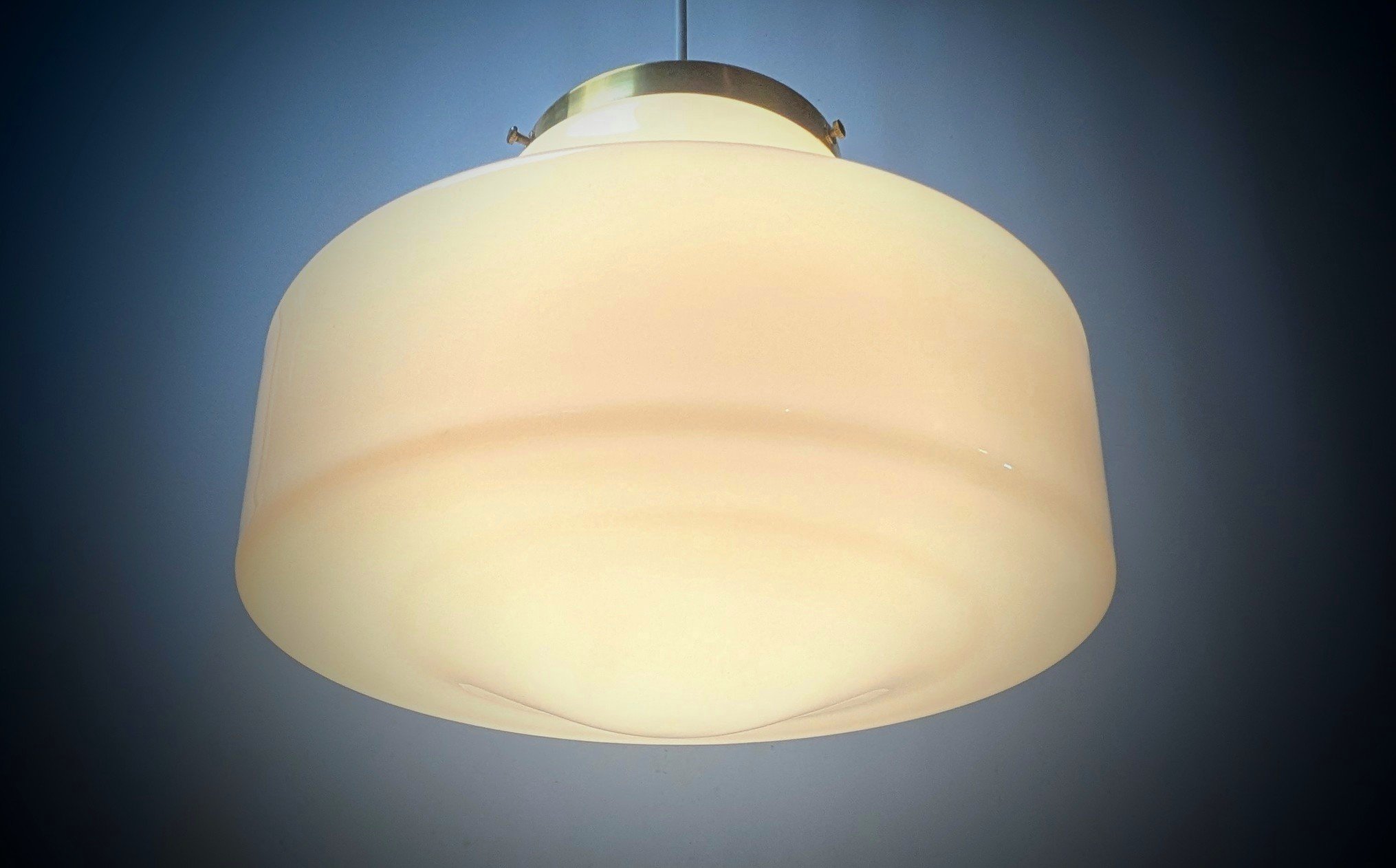 Stor skøn entré/ diner / orangeri loftlampe i hvid opalglas. Ø30. Messing ophæng. Nyt el