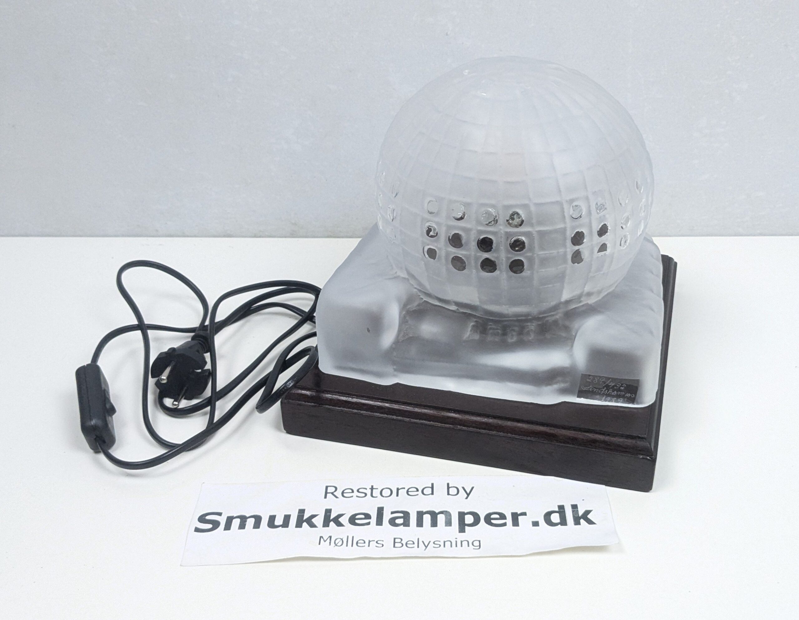 Skulptur glas belysning. EDVIN ÖHRSTRÖM. “The Globe” signeret Lindshammar glasbruk 1989.
