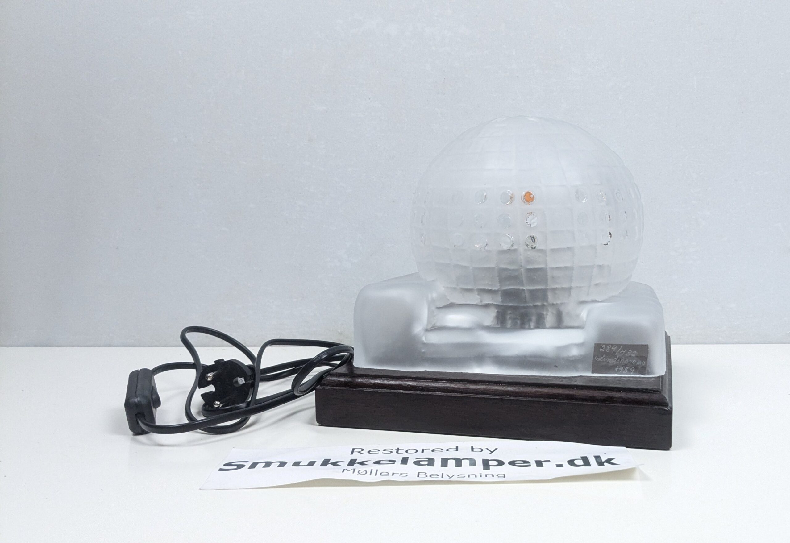 Skulptur glas belysning. EDVIN ÖHRSTRÖM. “The Globe” signeret Lindshammar glasbruk 1989.