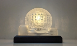 Skulptur glas belysning. EDVIN ÖHRSTRÖM. “The Globe” signeret Lindshammar glasbruk 1989.