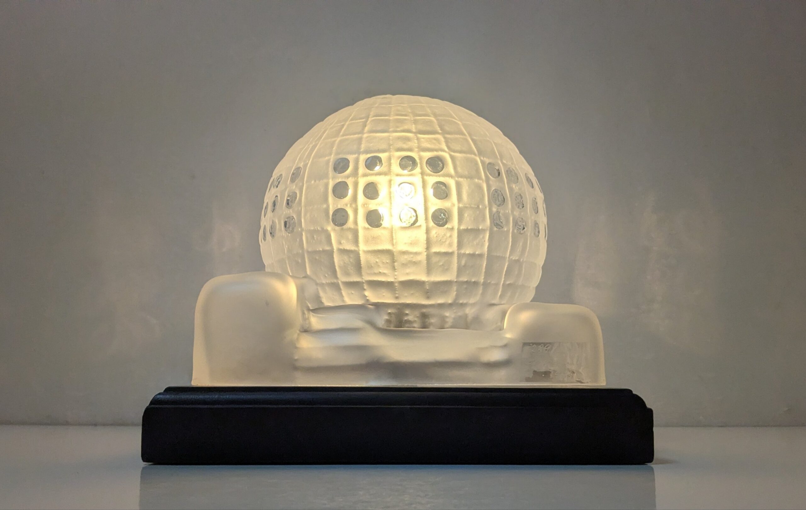 Skulptur glas belysning. EDVIN ÖHRSTRÖM. “The Globe” signeret Lindshammar glasbruk 1989.