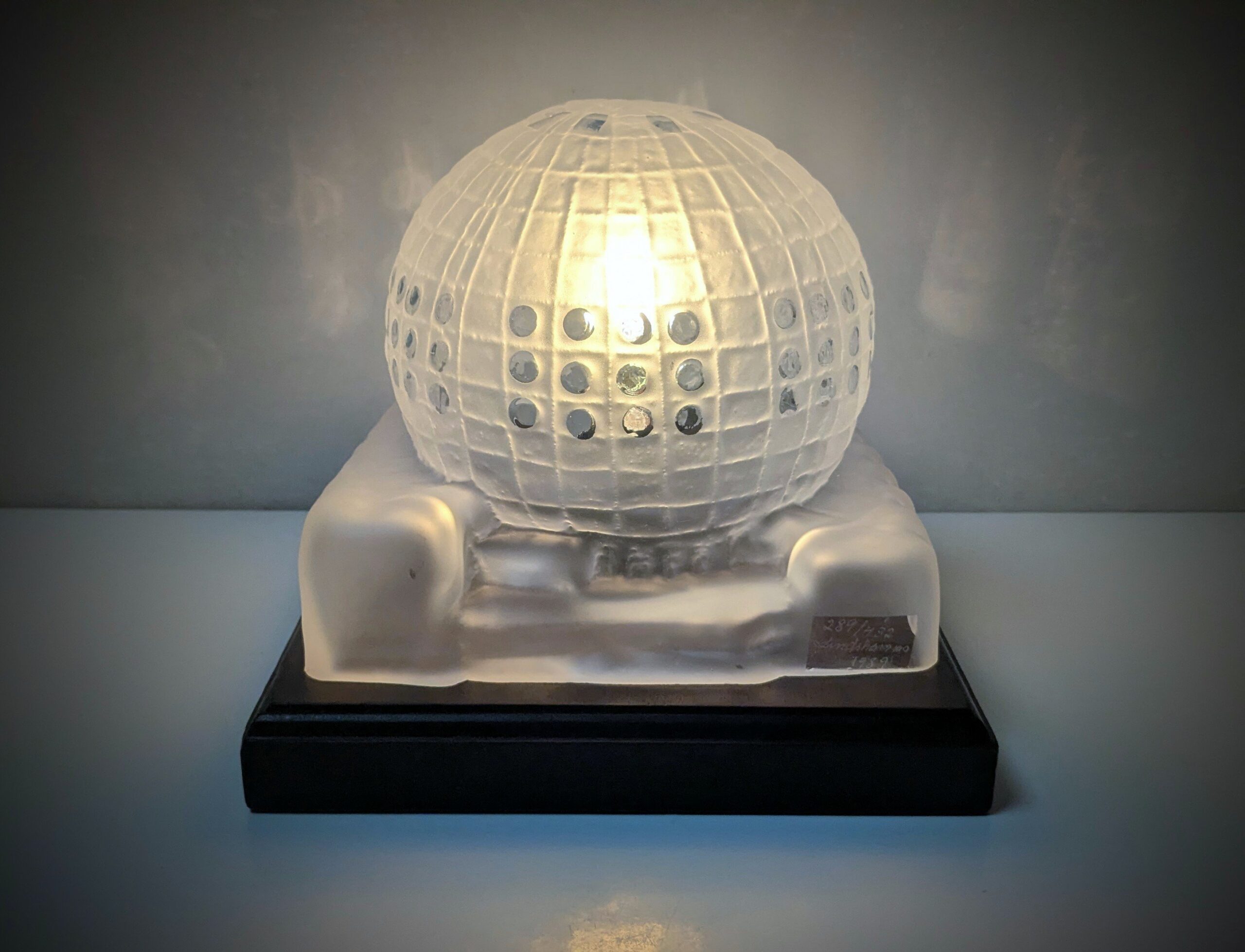Skulptur glas belysning. EDVIN ÖHRSTRÖM. “The Globe” signeret Lindshammar glasbruk 1989.